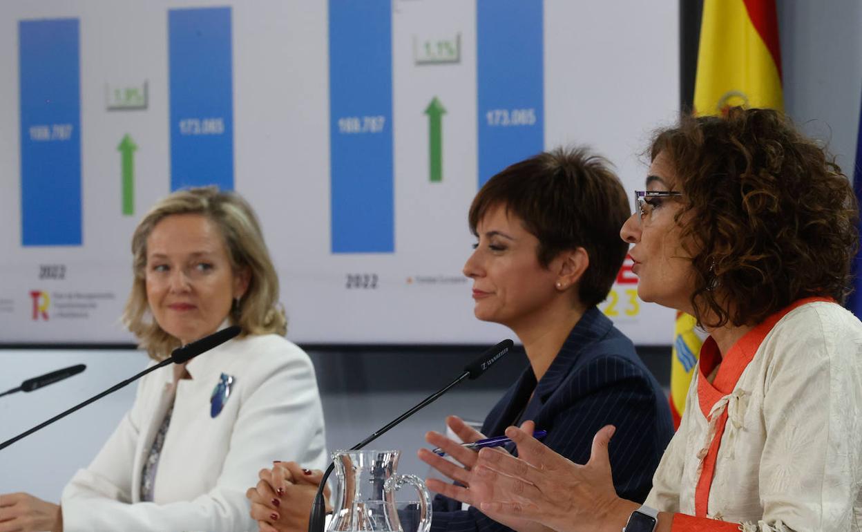 Las ministras Nadia Calviño, Isabel Rodríguez y María Jesús Montero durante la rueda de prensa tras el Consejo de Ministros.