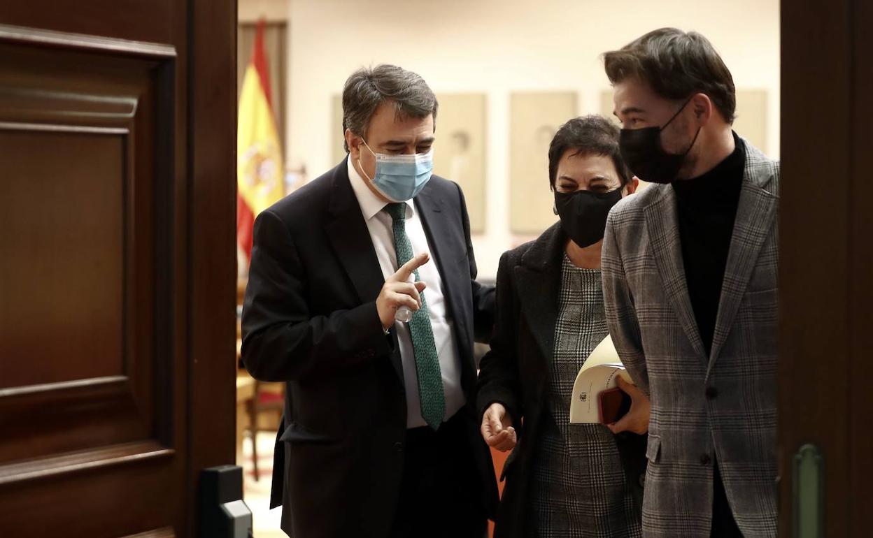 Aitor Esteban, Mertxe Aizpurua y Gabriel Rufián, en el Congreso. 