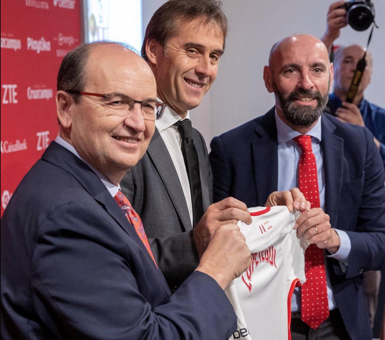 Lopetegui, junto a Monchi y Castro en su presentación en 2019. 