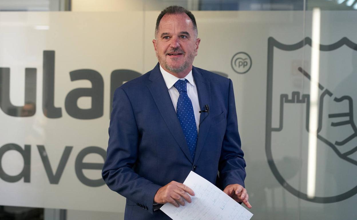 El presidente del PP vasco, Carlos Iturgaiz, en una comparecencia en la sede del partido en Vitoria. 