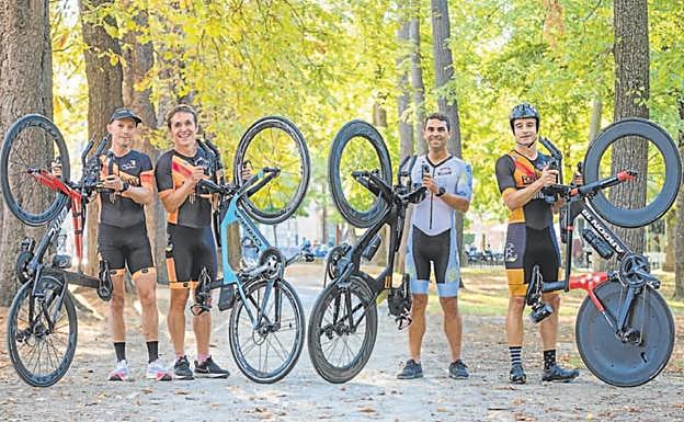 De izquierda a derecha Julio Álvarez, Urtzi Barandiaran, David Mendes y Ernesto Elorduy antes de partir a Hawái. 