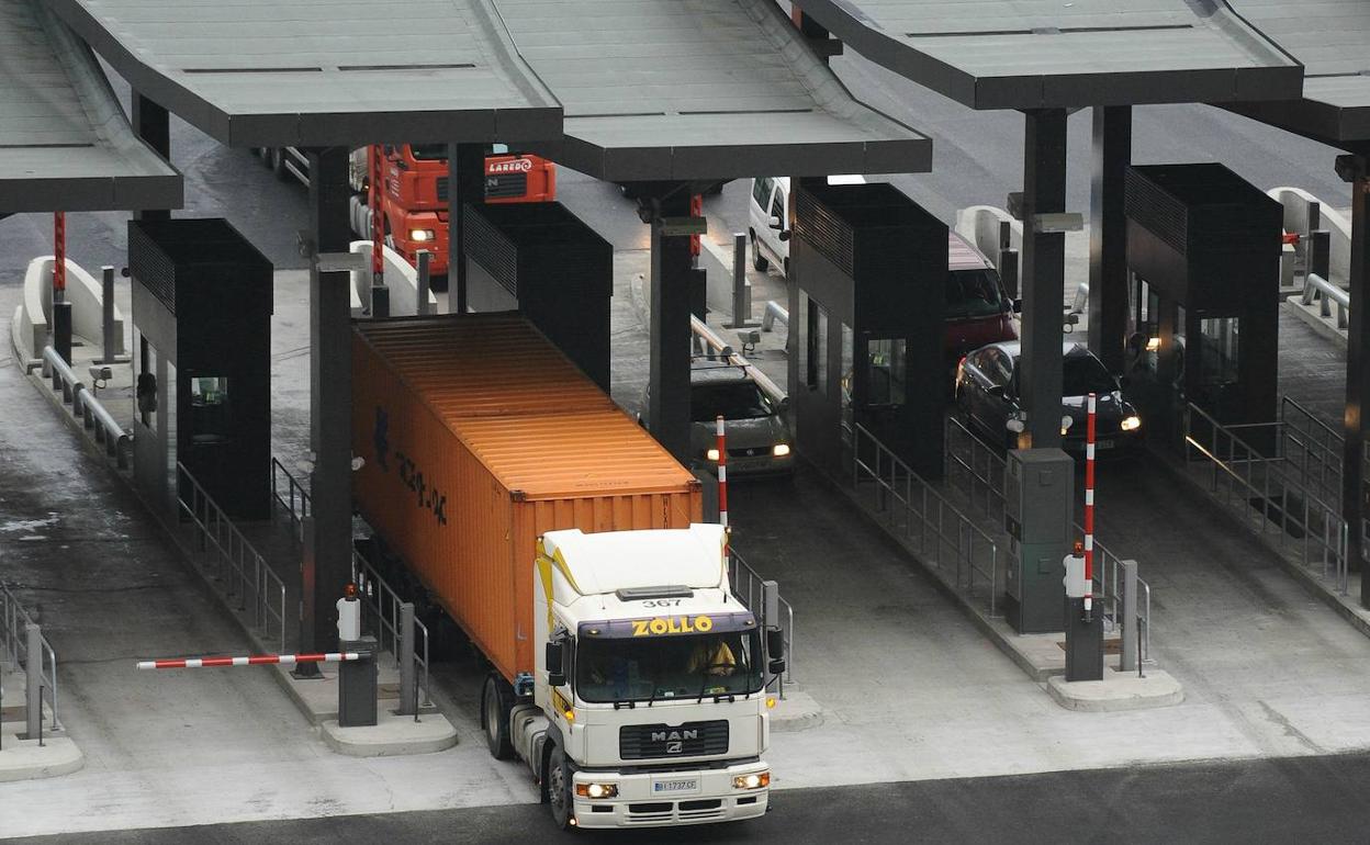 Un camión atraviesa el peaje de la Supersur en Peñascal. 