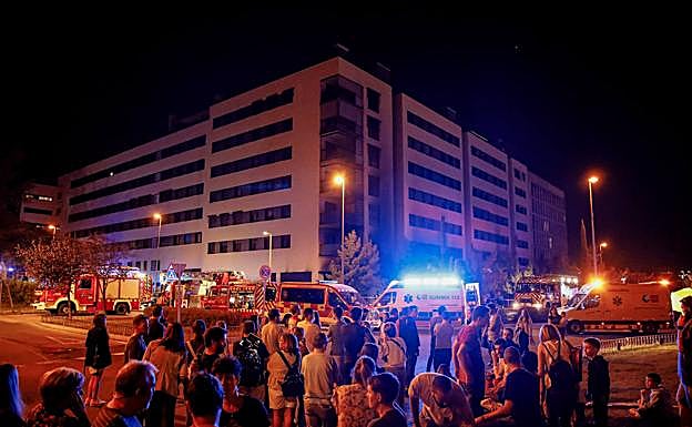 Varios vecinos de otros inmuebles cercanos y algunos curiosos se acercaron al lugar del siniestro.