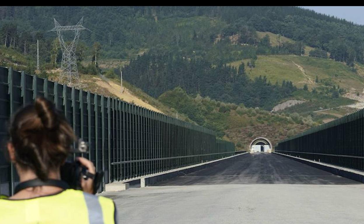 Viaducto del TAV a su paso por la localidad guipuzcoana de Antzuola. 
