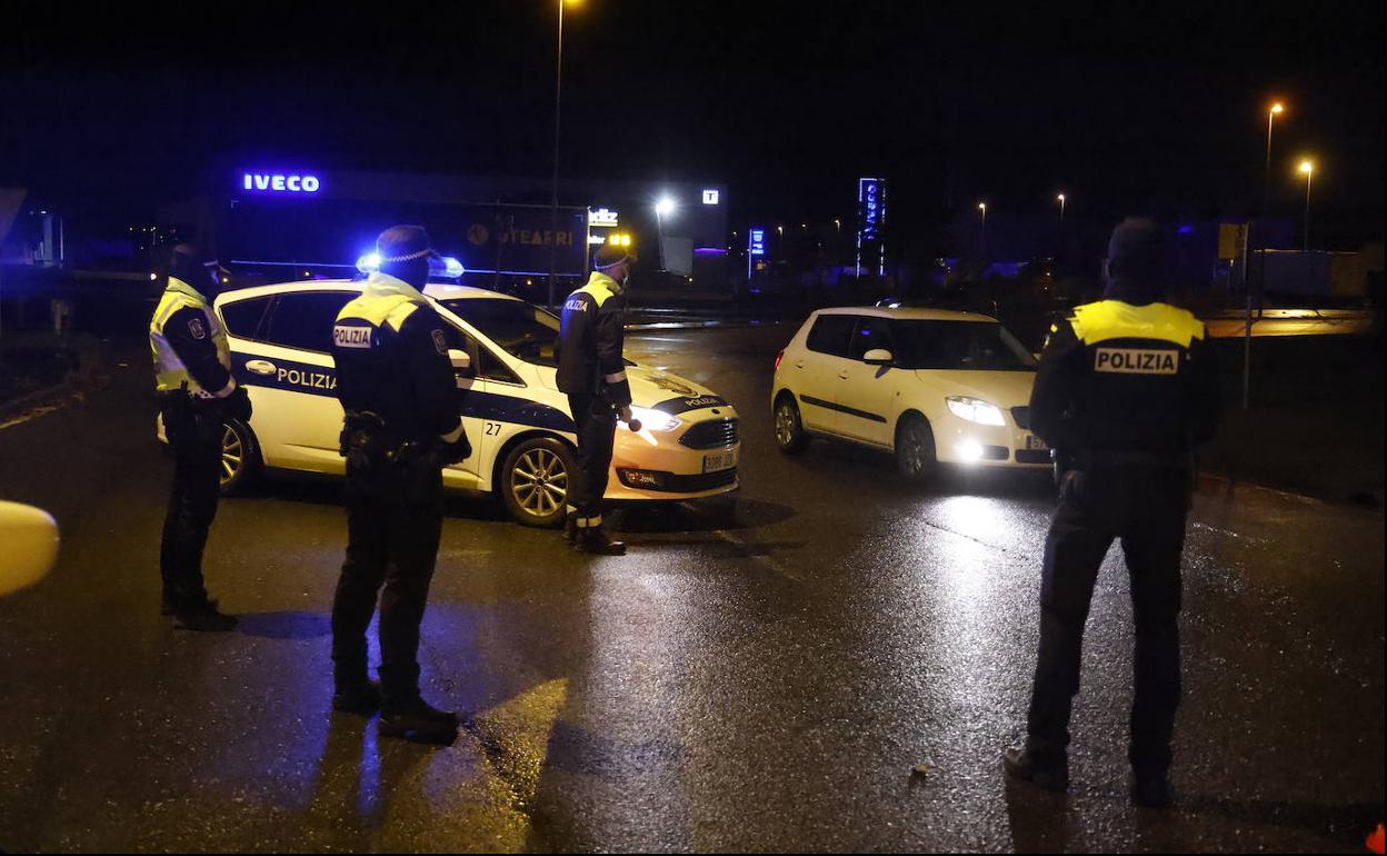 Policías locales en un control ajeno a esta información. 