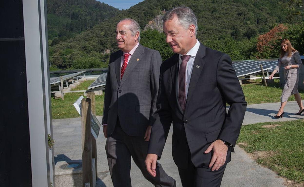 El consejero de Transportes, Iñaki Arriola, junto al lehendakari, Iñigo Urkullu. 