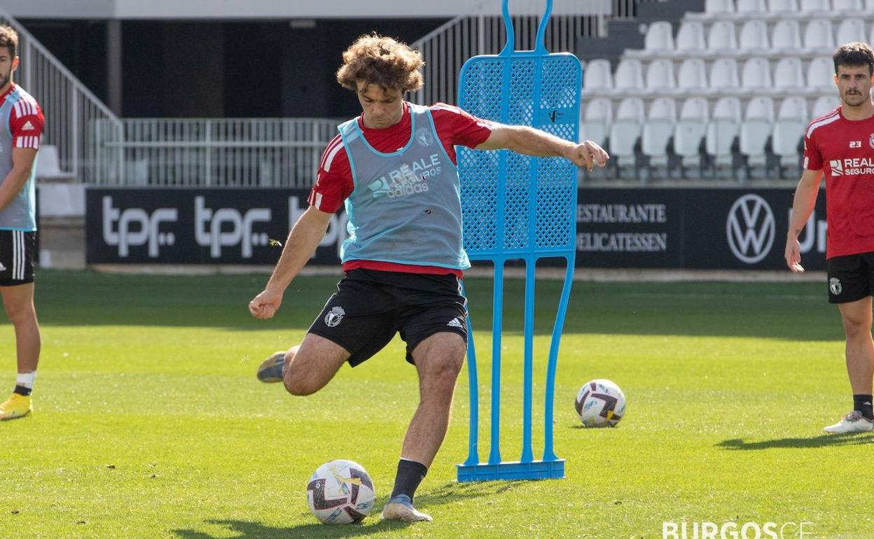 Juan Artola, delantero cedido por el Athletic en el Burgos, entrena en El Plantío.