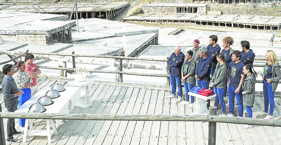 El jurado instruye a los aspirantes antes de comenzar la prueba de exteriores de 'Masterchef Celebrity' en el Valle Salado.