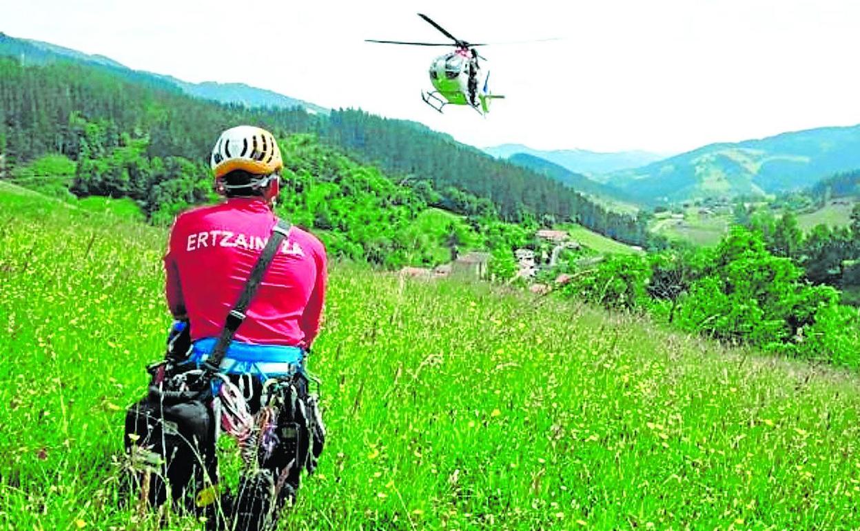 Un efectivo de la Ertzaintza durante una operación de rescate. 