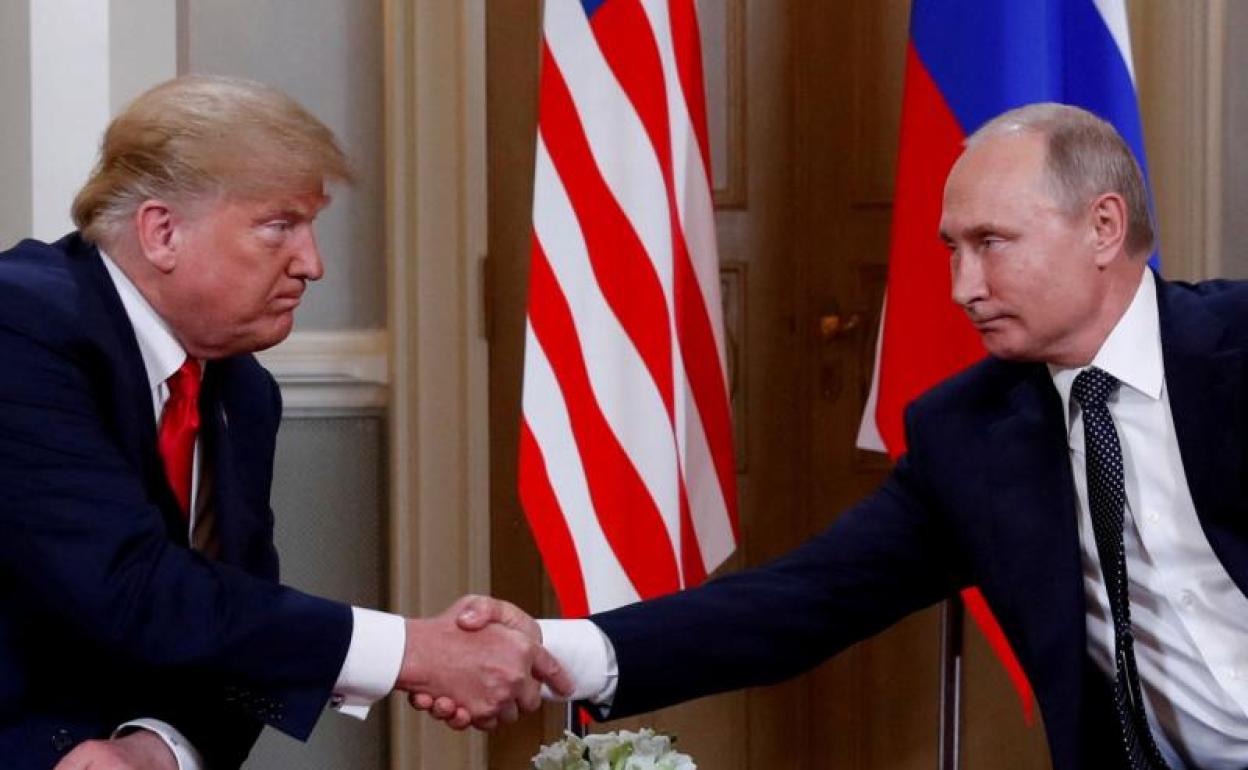 Donald Trump saluda a Vladímir Putin durante un encuentro entre ambos.