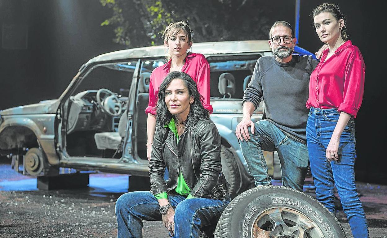 Marina Salas, arriba a la izquierda, junto Lydia Cacho, autora del texto, José Martret, director, y Marta Nieto. 