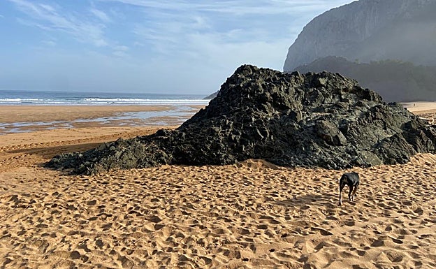 La roca de interés geológica está situada en la mitad de la playa dunar de Laga. 