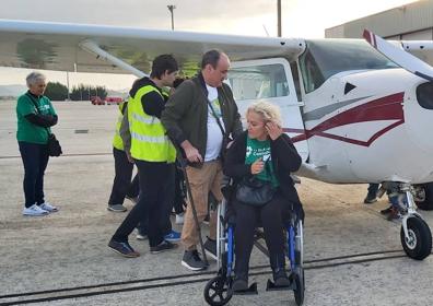 Imagen secundaria 1 - Instantáneas de la jornada del sábado en Foronda a la que acudieron una veintena de personas (afectadas por la enfermedad y familiares). Vista de la ciudad desde los vuelos realizados. 
