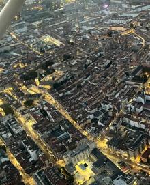 Imagen secundaria 2 - Instantáneas de la jornada del sábado en Foronda a la que acudieron una veintena de personas (afectadas por la enfermedad y familiares). Vista de la ciudad desde los vuelos realizados. 