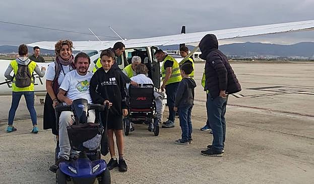 Imagen principal - Instantáneas de la jornada del sábado en Foronda a la que acudieron una veintena de personas (afectadas por la enfermedad y familiares). Vista de la ciudad desde los vuelos realizados. 