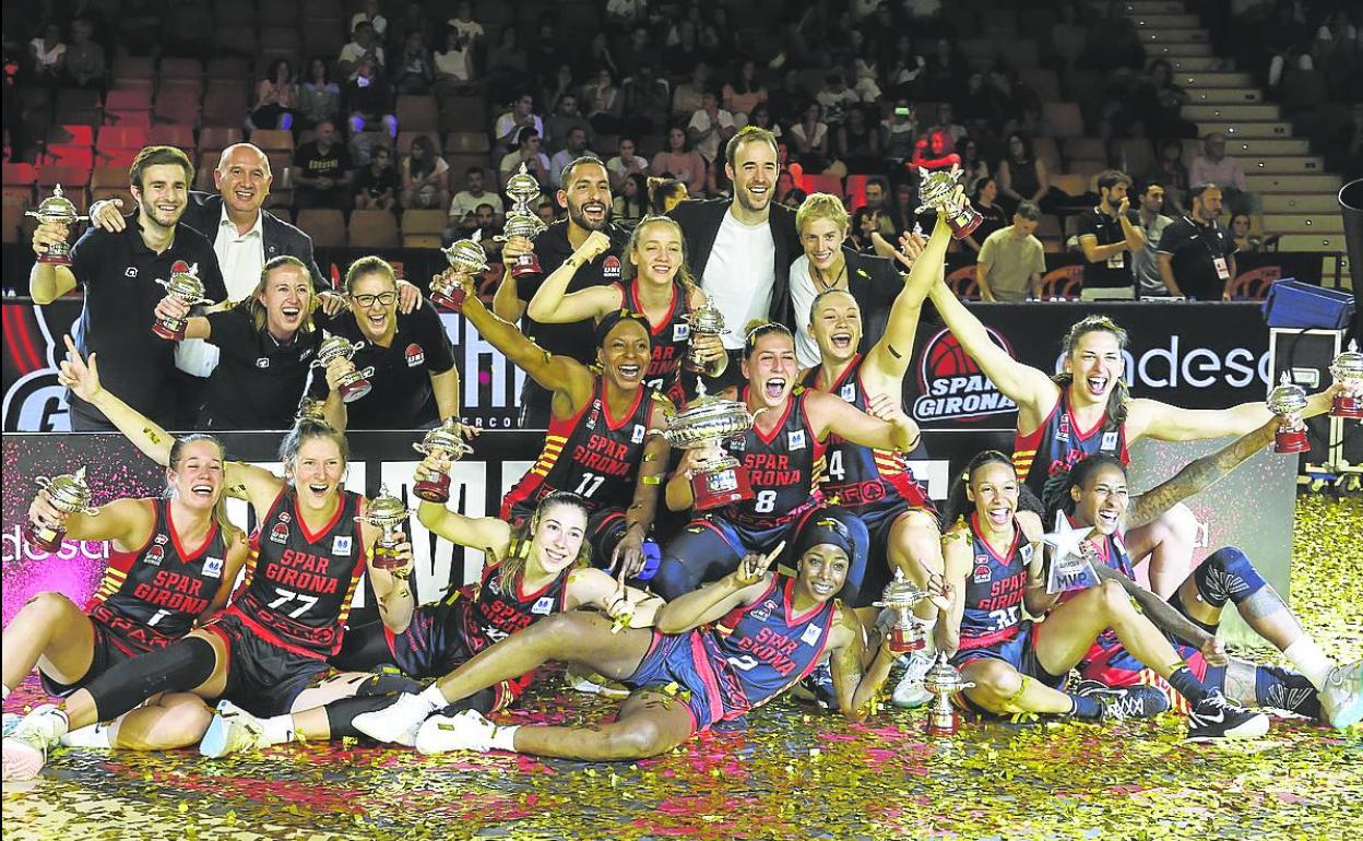 Las jugadoras del Girona celebran el título sobre el parqué de Mendizorroza