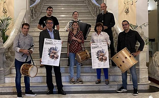 La banda de txistularis junto al concejal de Cultura y la directora de Bilbao Musika 