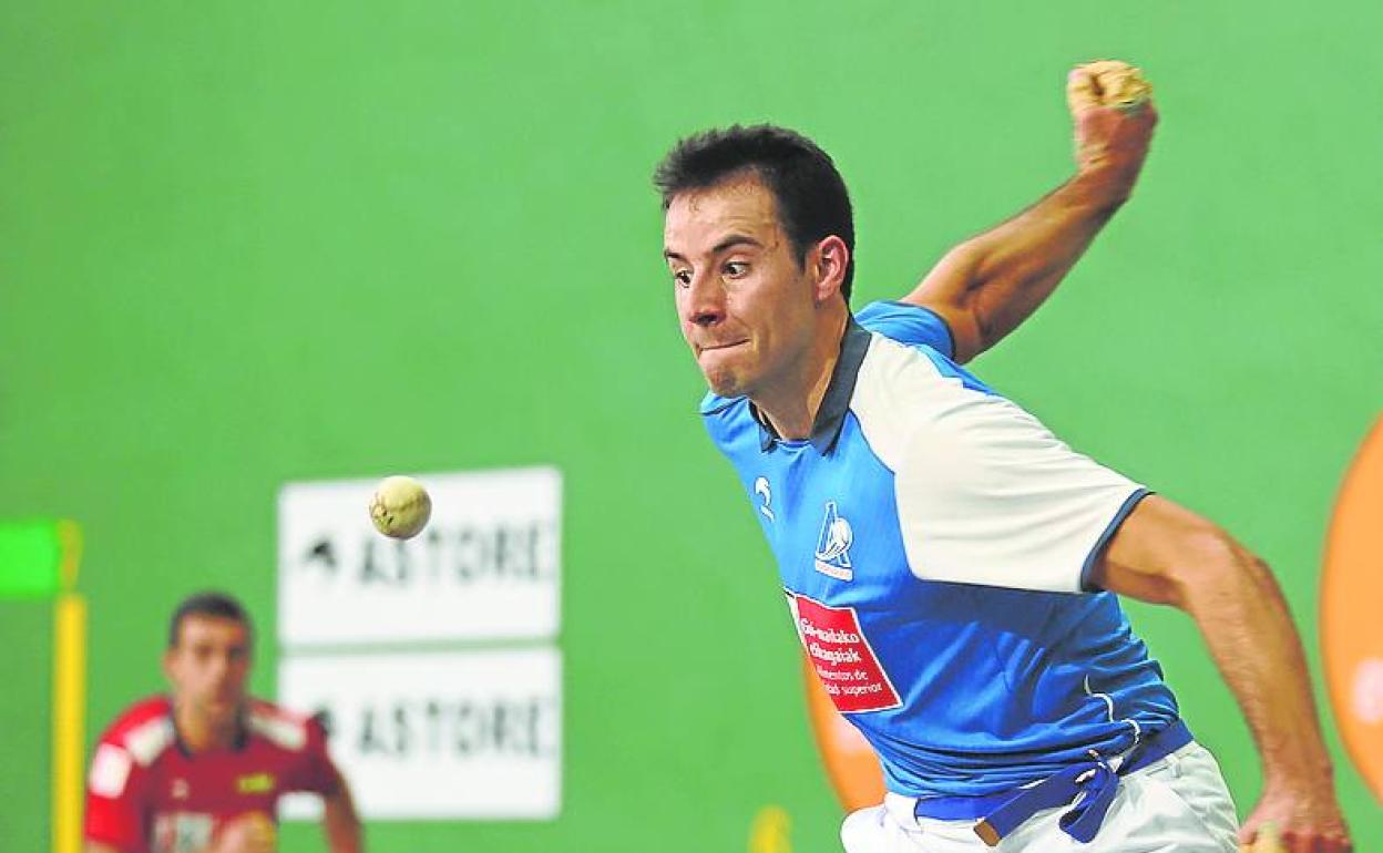 Darío ejecuta un saque con Agirre atento al resto.