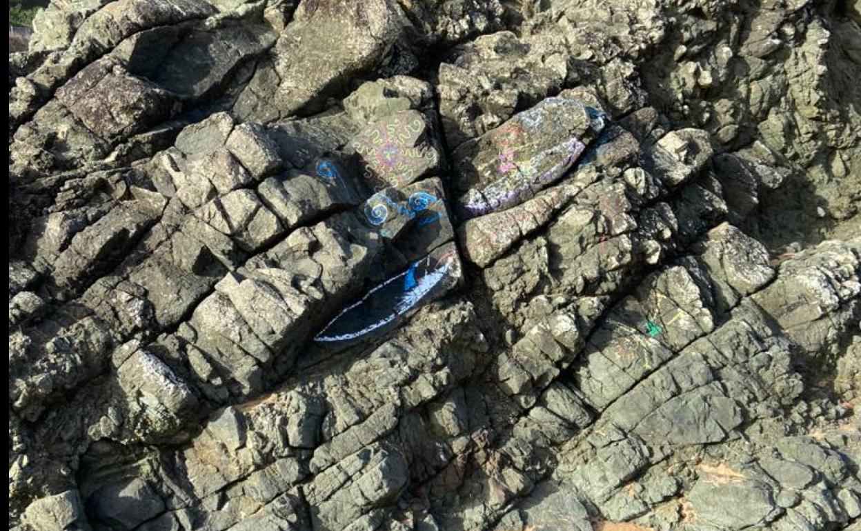 Pintadas descubiertas esta mañana en la conocida 'Roca del amor' de hace más de 200 millones de años. 