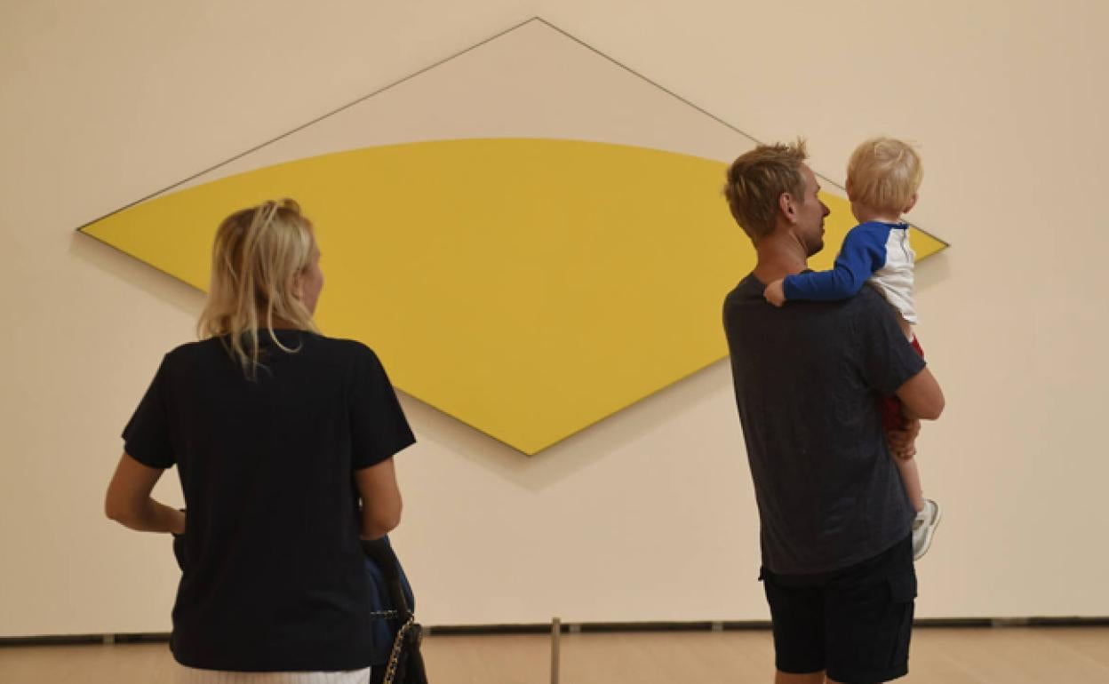 Visitantes delante delante de una obra de Ellsworth Kelly, de la muestra 'Seccciones/ Intersecciones'. 