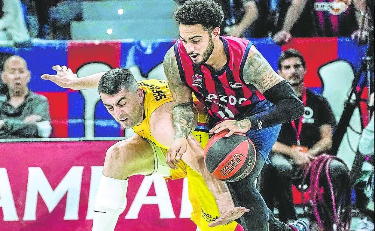 Howard maneja el balón frente a la agresividad de Shermadini en busca del robo.