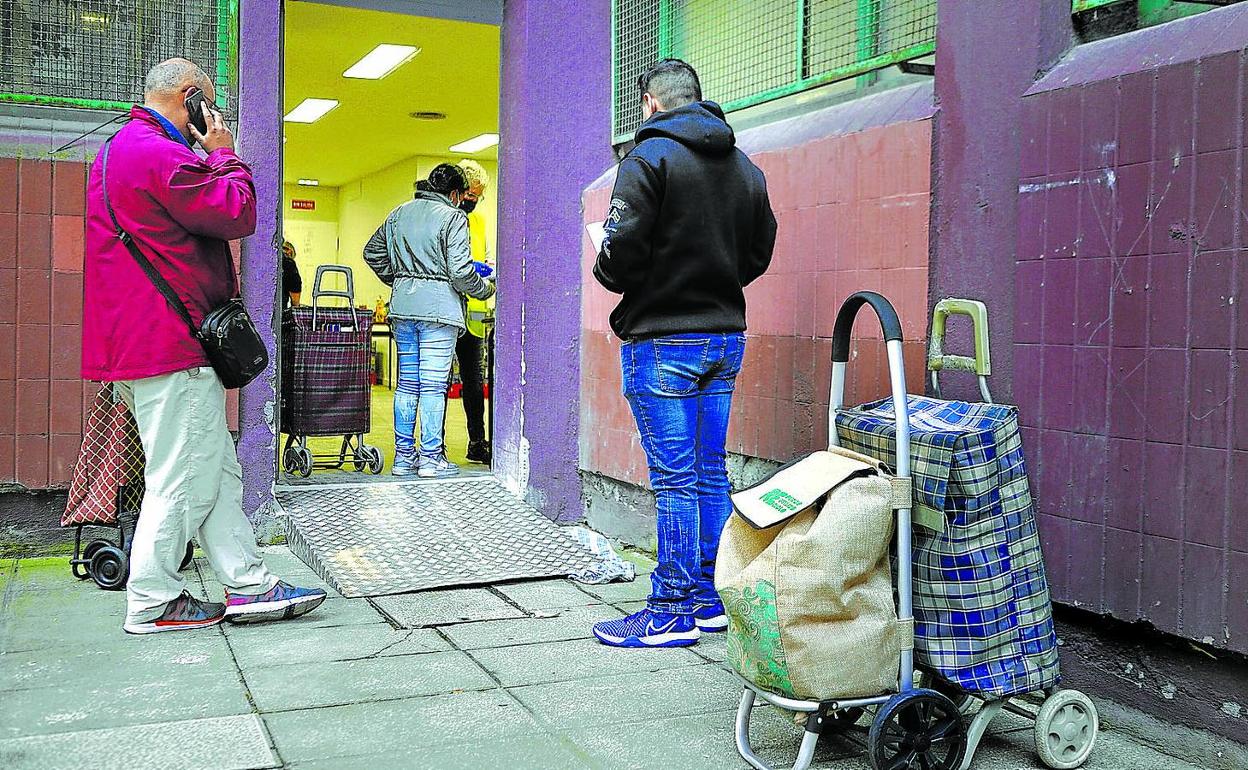 La sociedad San Vicente de Paúl gestiona un centro en Rekalde que distribuye alimentos entre 1.300 personas. 