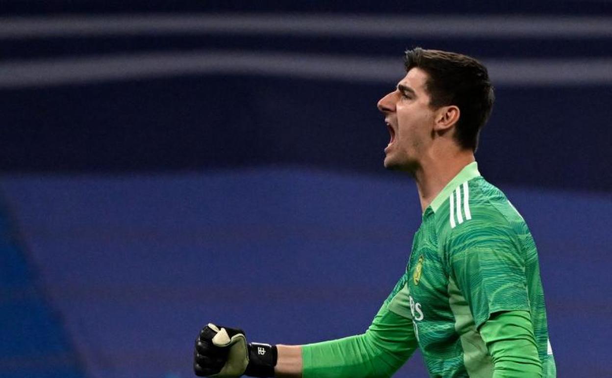 Thibaut Courtois celebra una victoria del Real Madrid. 