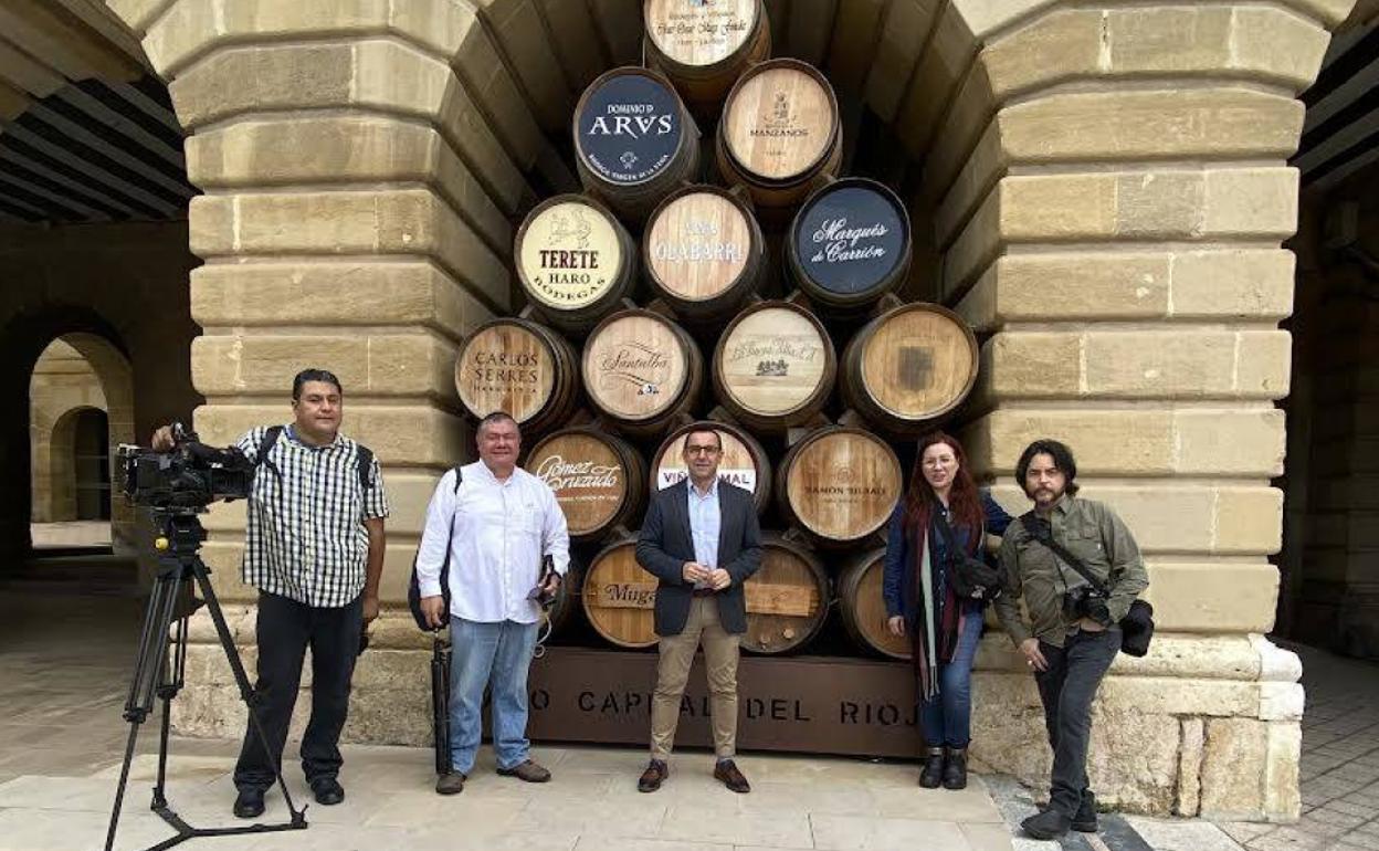 Los periodistas mexicanos posan frente a la portalada del edificio consistorial de la ciudad junto al director general de Turismo, Ramiro Gil. 