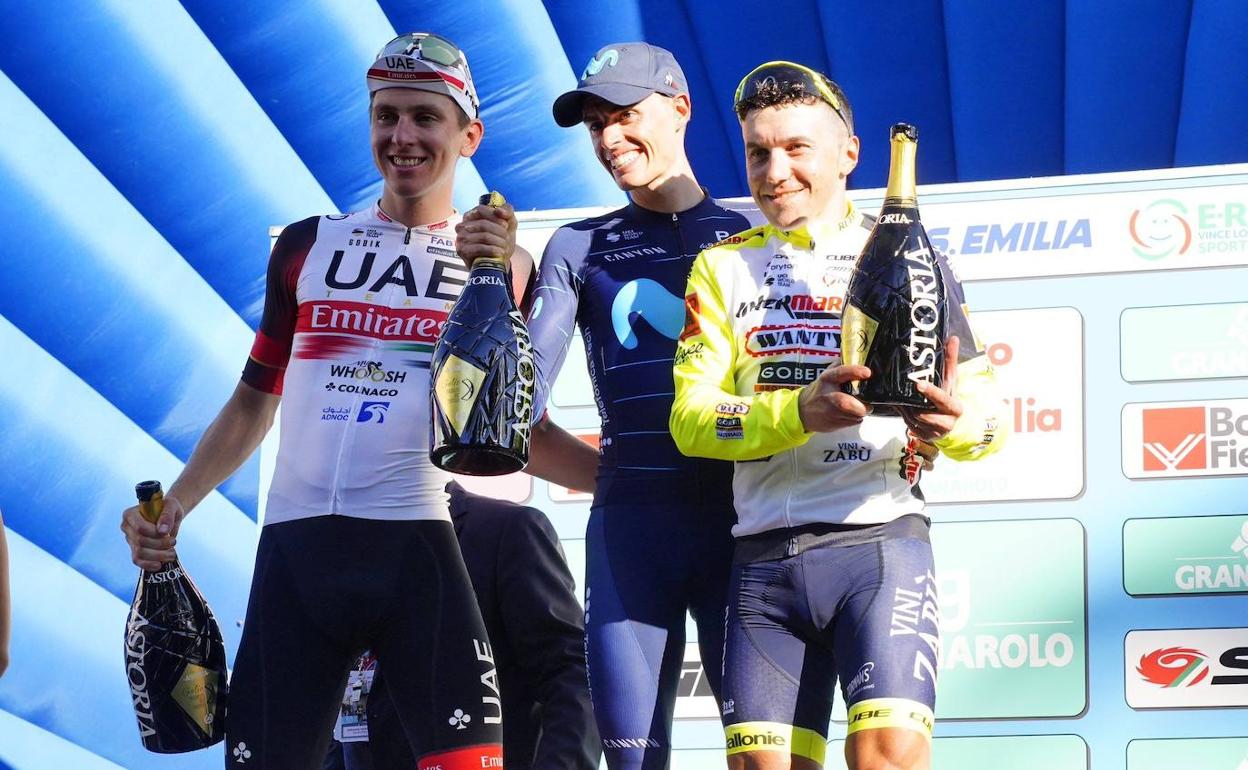 Enric Mas, entre Pogacar y Pozzovivo tras ganar el Giro de la Emilia.