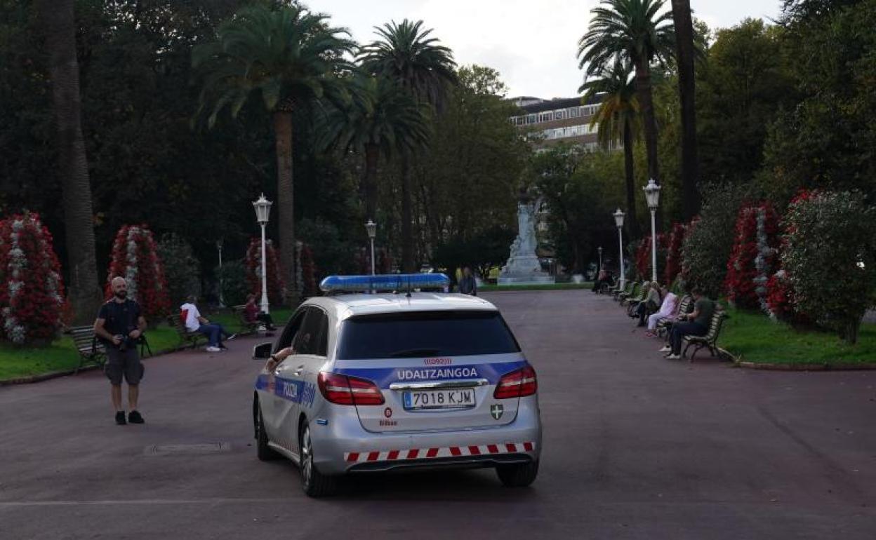 Una patrulla de la Policía Municipal, ayer en Doña Casilda.