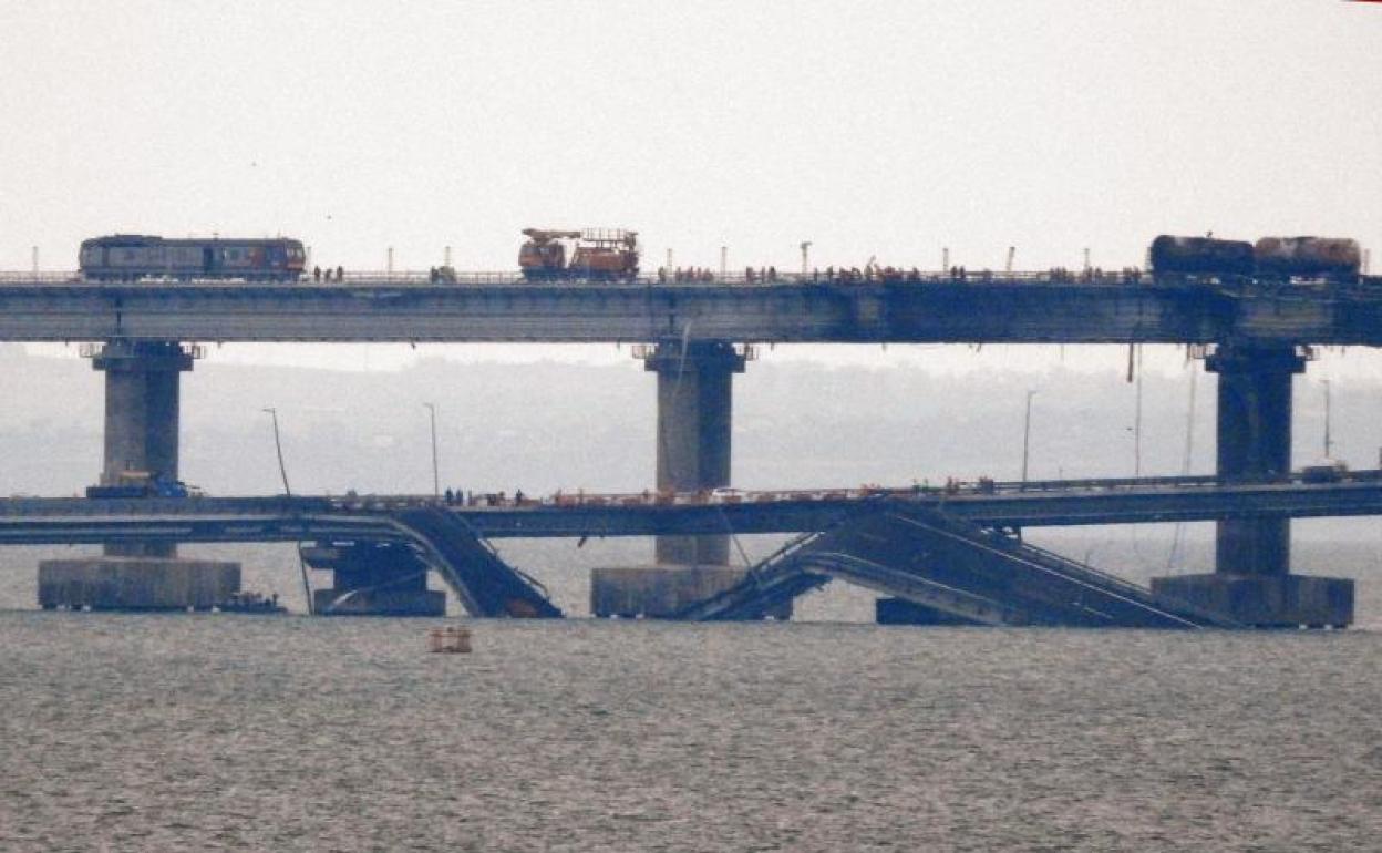 Uno de los carriles del puente quedó totalmente destruido. 