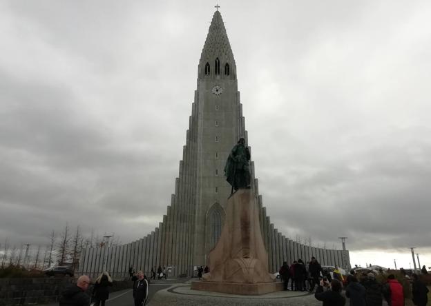 La estatua de Leif Erikson El Afortunado, quien presuntamente llegó a América en torno al año 1000, preside la plaza de la iglesia Hallgrímskirkja.