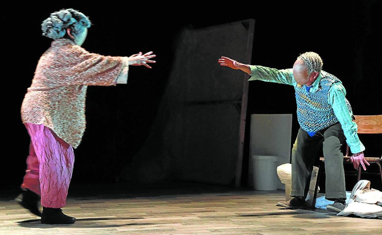 Los actores portan 'máscaras-cero' en 'Ama'. 