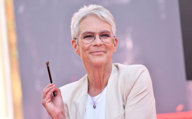 Jamie Lee Curtis, tras dejar su firma junto al teatro Chino de Los Ángeles.