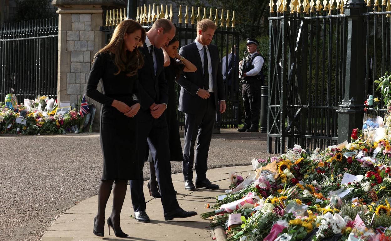 Los príncipes de Gales, Guillermo y Kate (delante), junto a los duques de Sussex, Harry y Meghan, en un homenaje floral por el fallecimiento de la reina Isabel II.