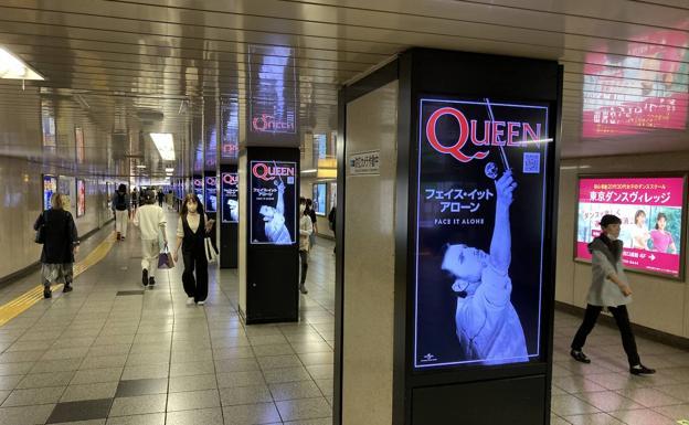 Los carteles que anunciaban el nuevo tema de Queen en el metro de Tokio desde hace unos días.