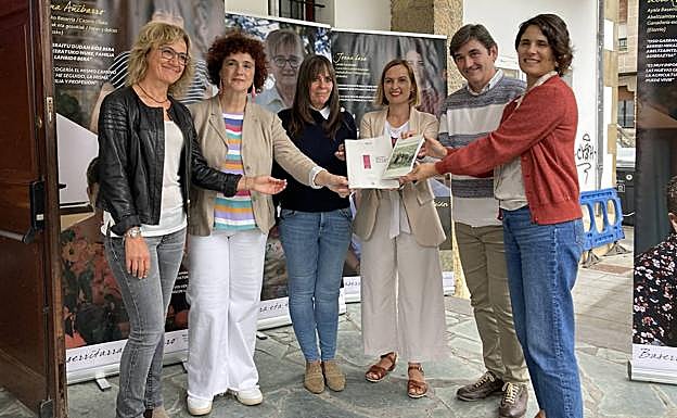 La diputada de Sostenibilidad y Medio Rural en medio del alcalde de Mungia y la baserritarra Leire, junto a representantes de la asociación Landa XXI