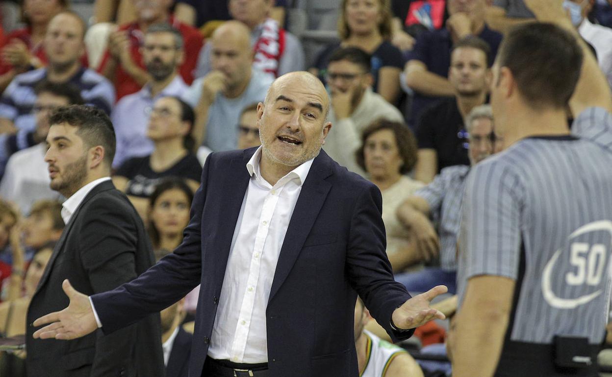 Ponsarnau protesta una decisión arbitral en el transcurso del partido contra el Granada.  