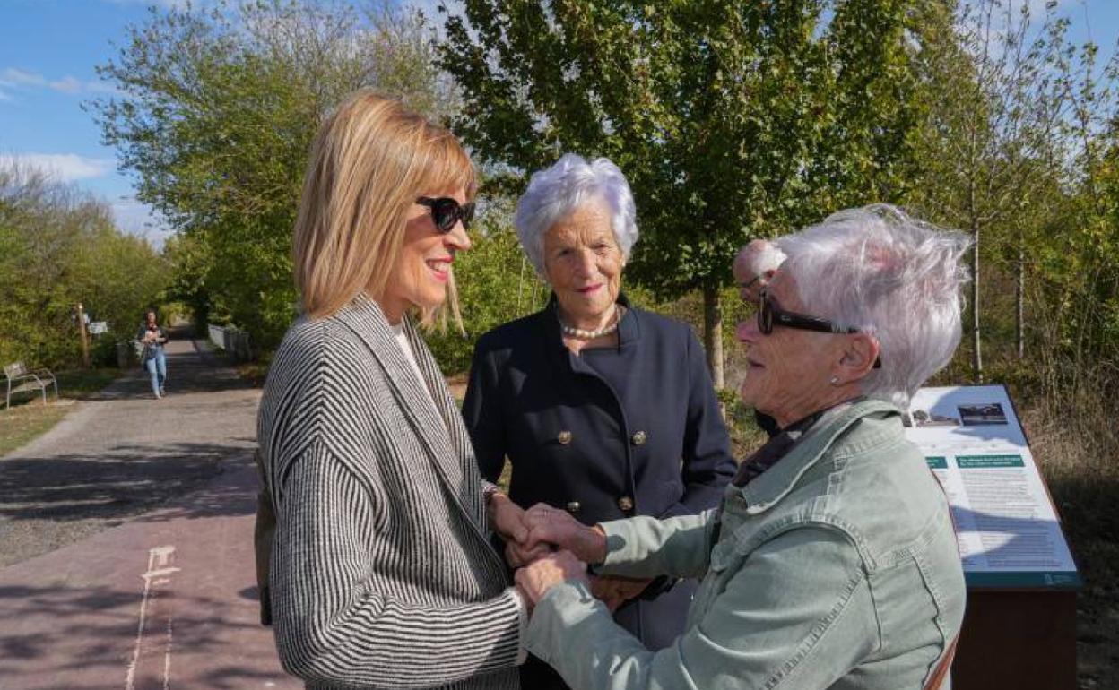 Txus Bilbao, hija de María Patrocinio Martínez (detrás), de Ullibarri-Gamboa, junto a Ángela Ugalde, vecina del desaparecido pueblo de Orenin.