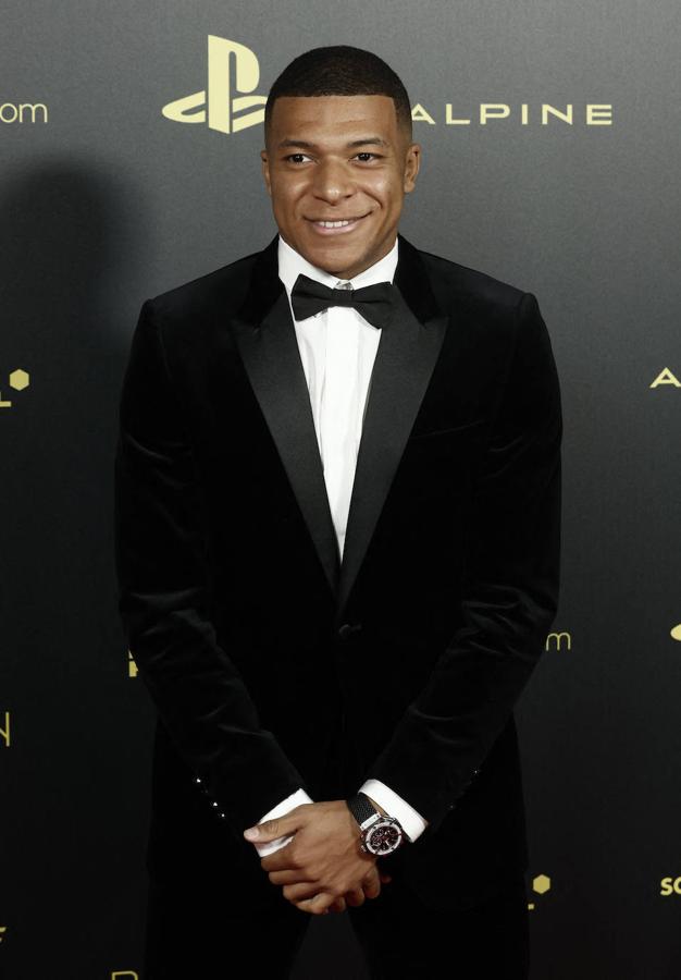 Kylian Mbappé, atacante del PSG, posa a su llegada a la gala.