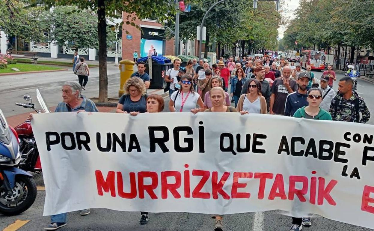 Unas 200 personas han desfilado por la Gran Vía para pedir el fin de la pobreza en Euskadib