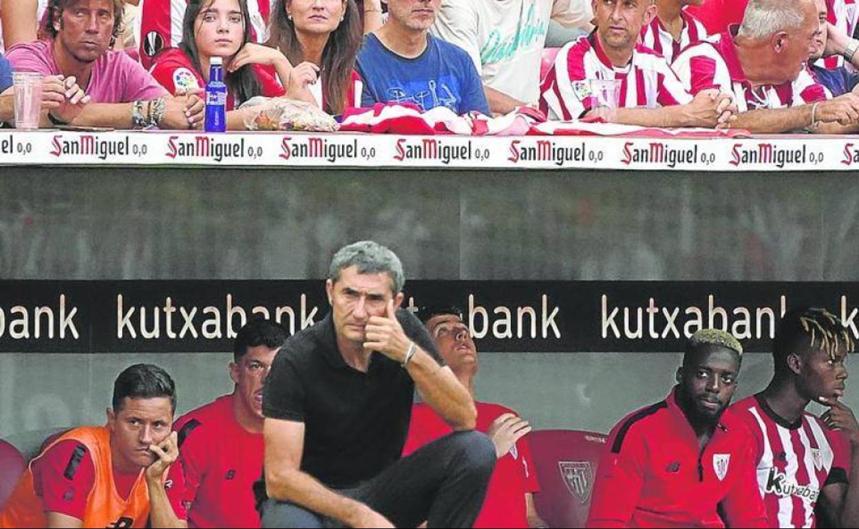 Valverde, pensativo en un partido en San Mamés