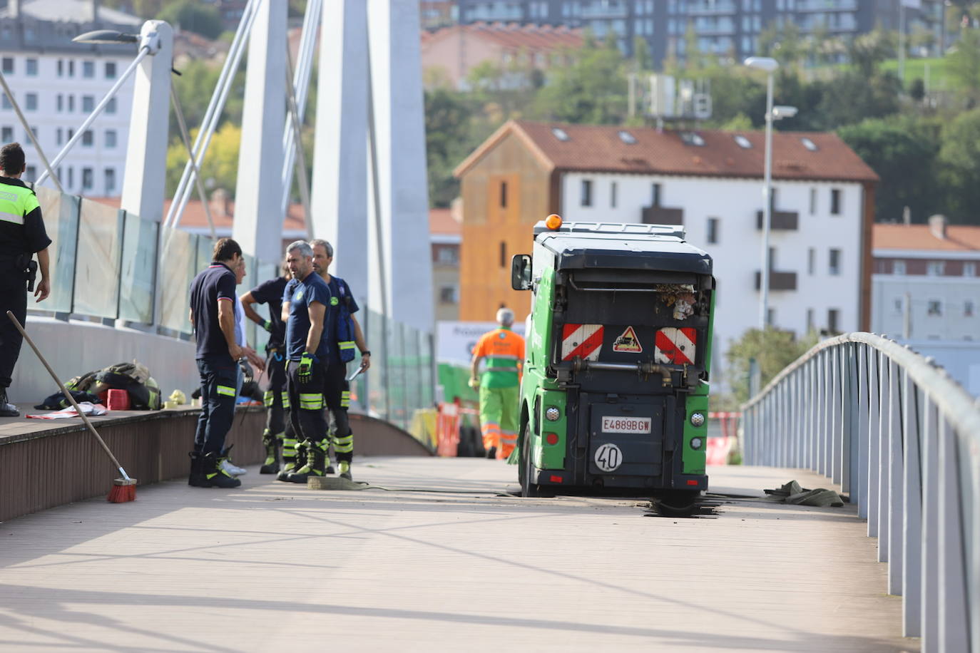 Fotos: Se abre un agujero en el puente Gehry en Bilbao