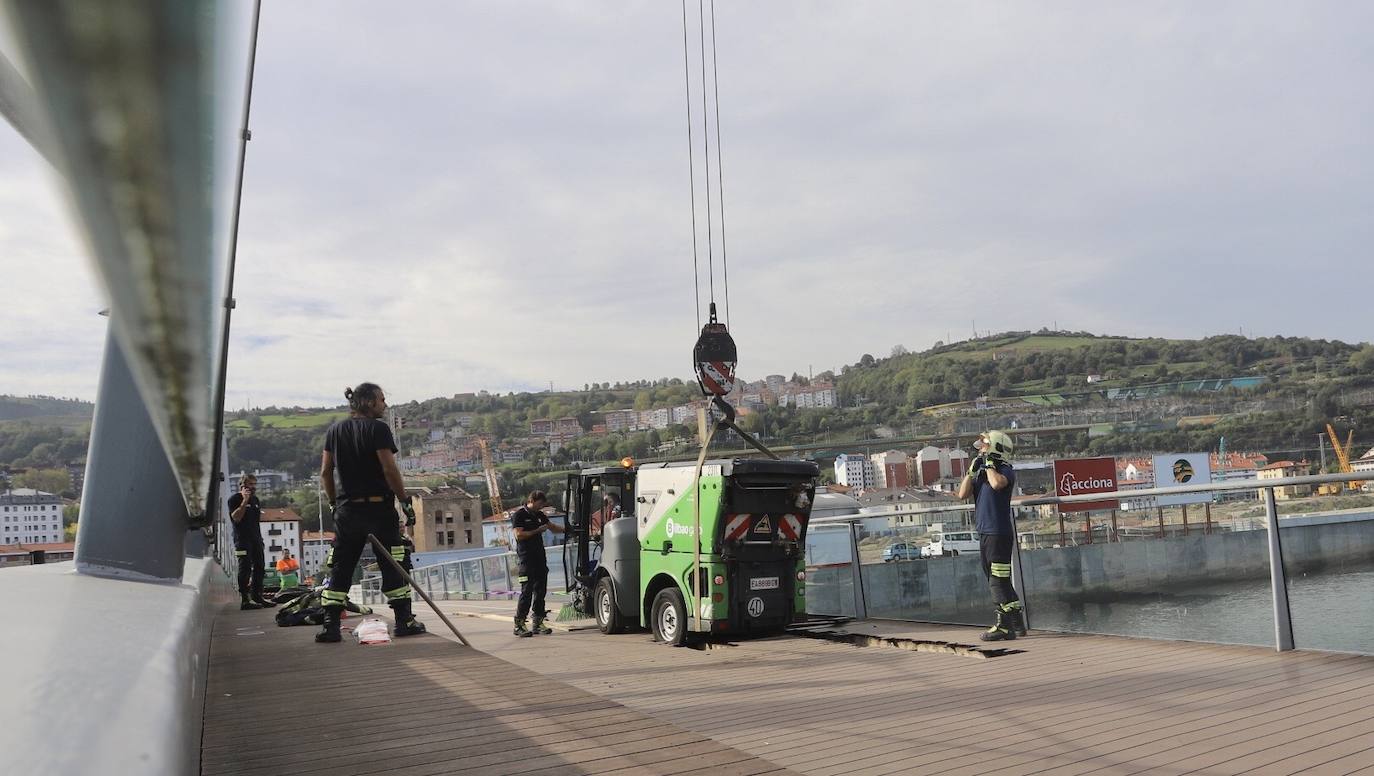 Fotos: Se abre un agujero en el puente Gehry en Bilbao