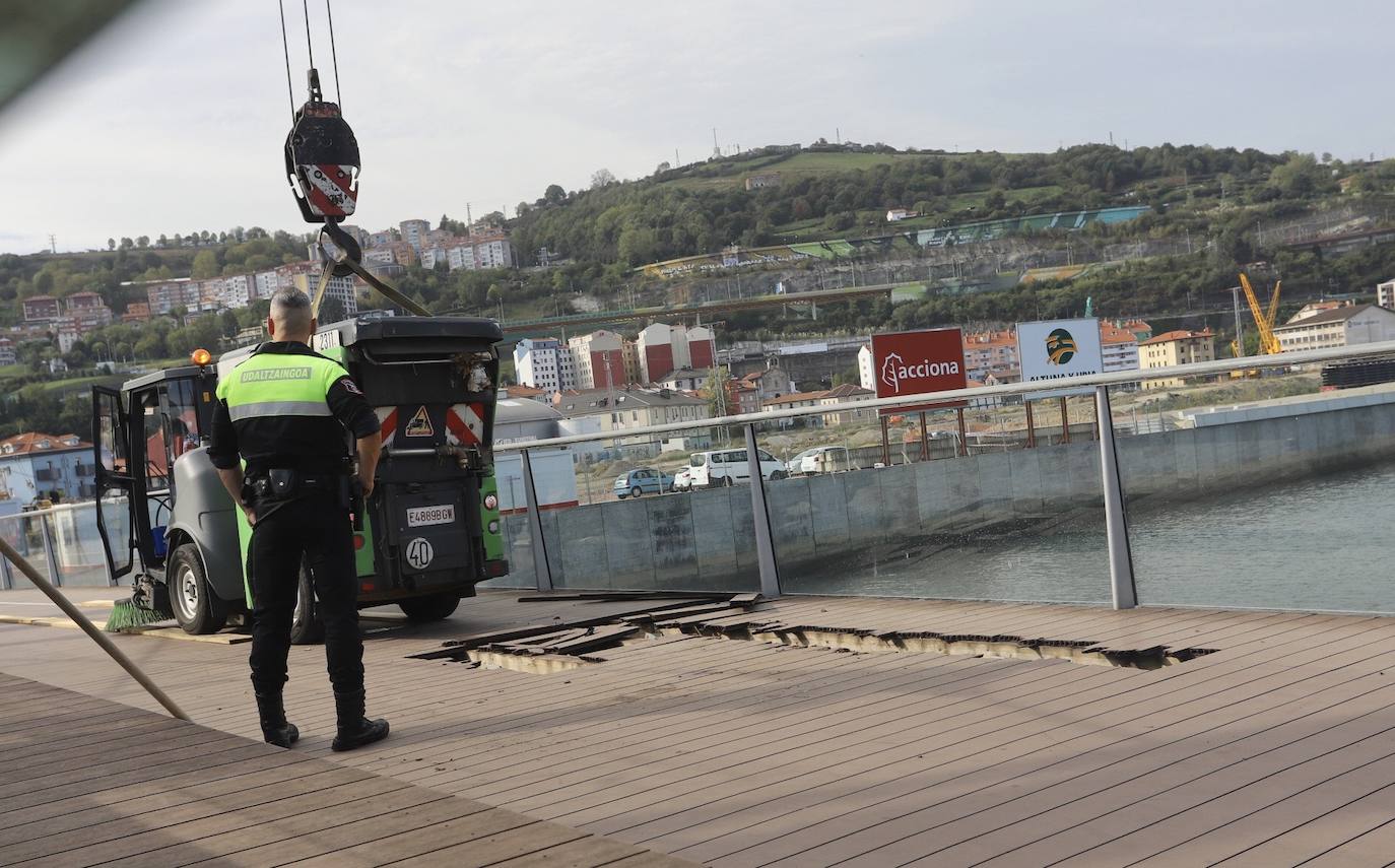 Fotos: Se abre un agujero en el puente Gehry en Bilbao