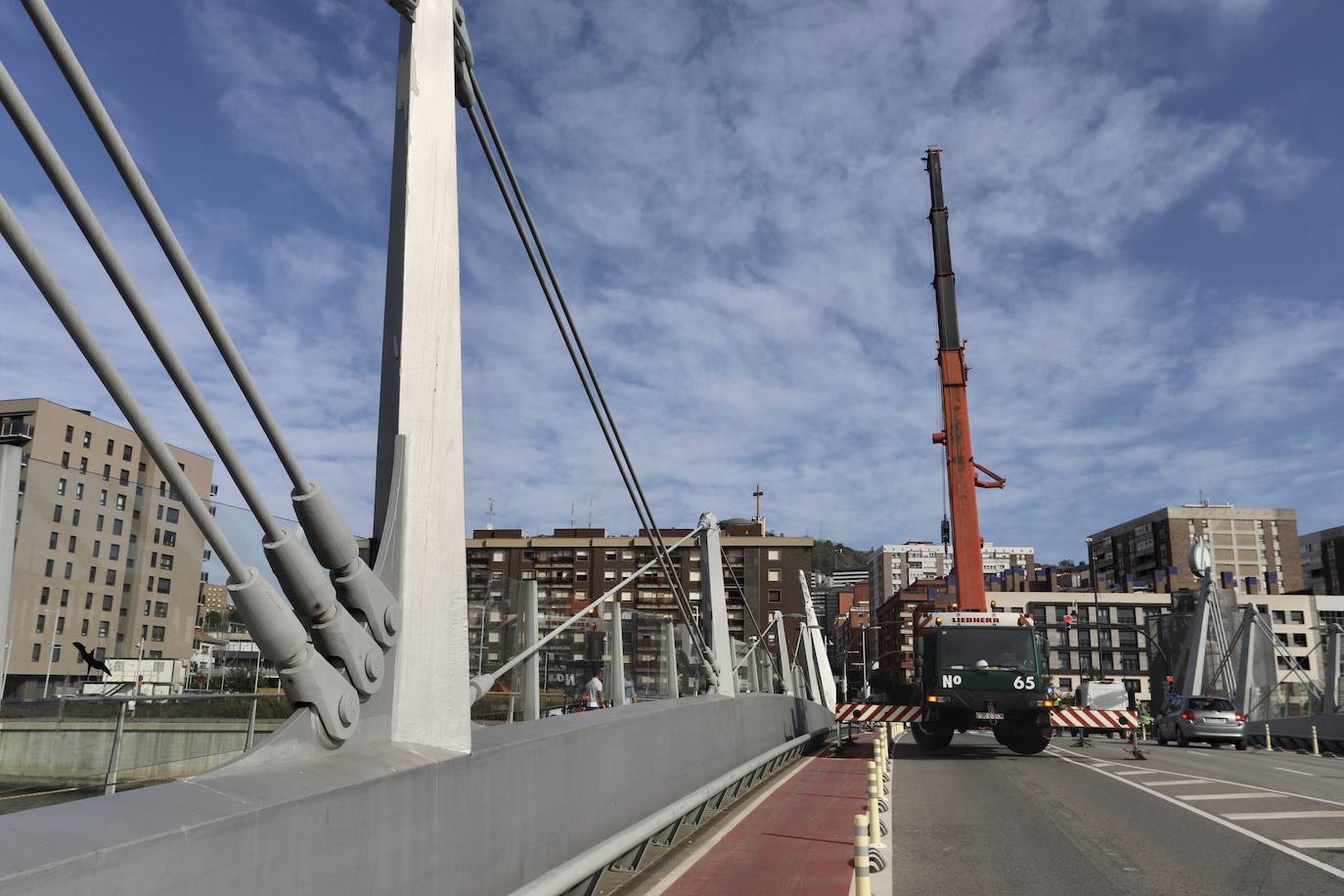 Fotos: Se abre un agujero en el puente Gehry en Bilbao