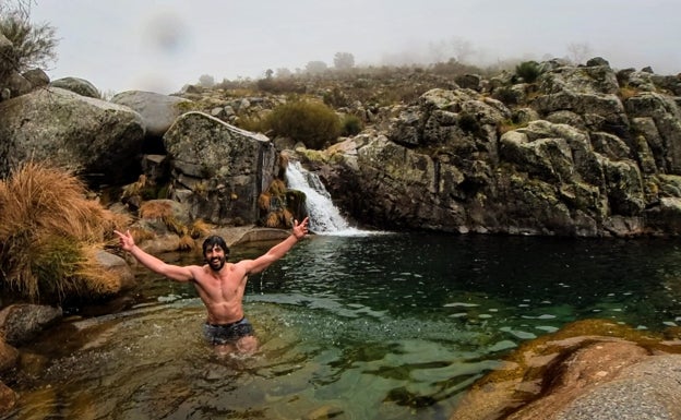 Fito se fotografía mientras se da un baño en plena naturaleza