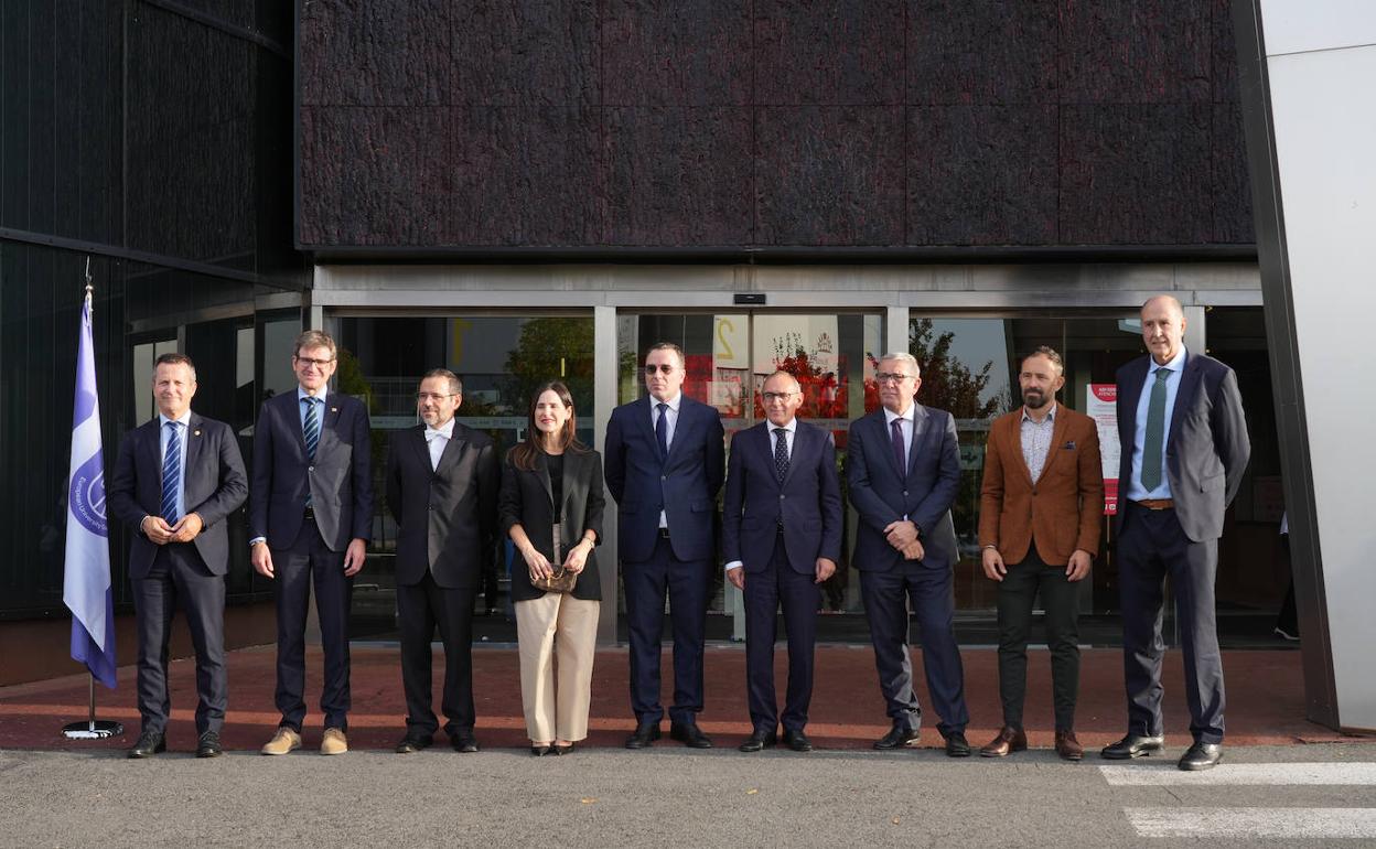 Las principales instituciones estuvieron presentes en el acto de apertura del curso de Euneiz. 