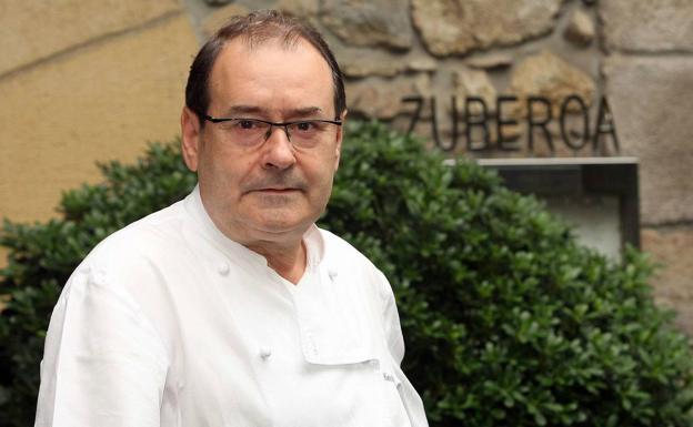 Hilario Arbelaitz, delante de su restaurante Zuberoa, que echará la persiana a final de año. 