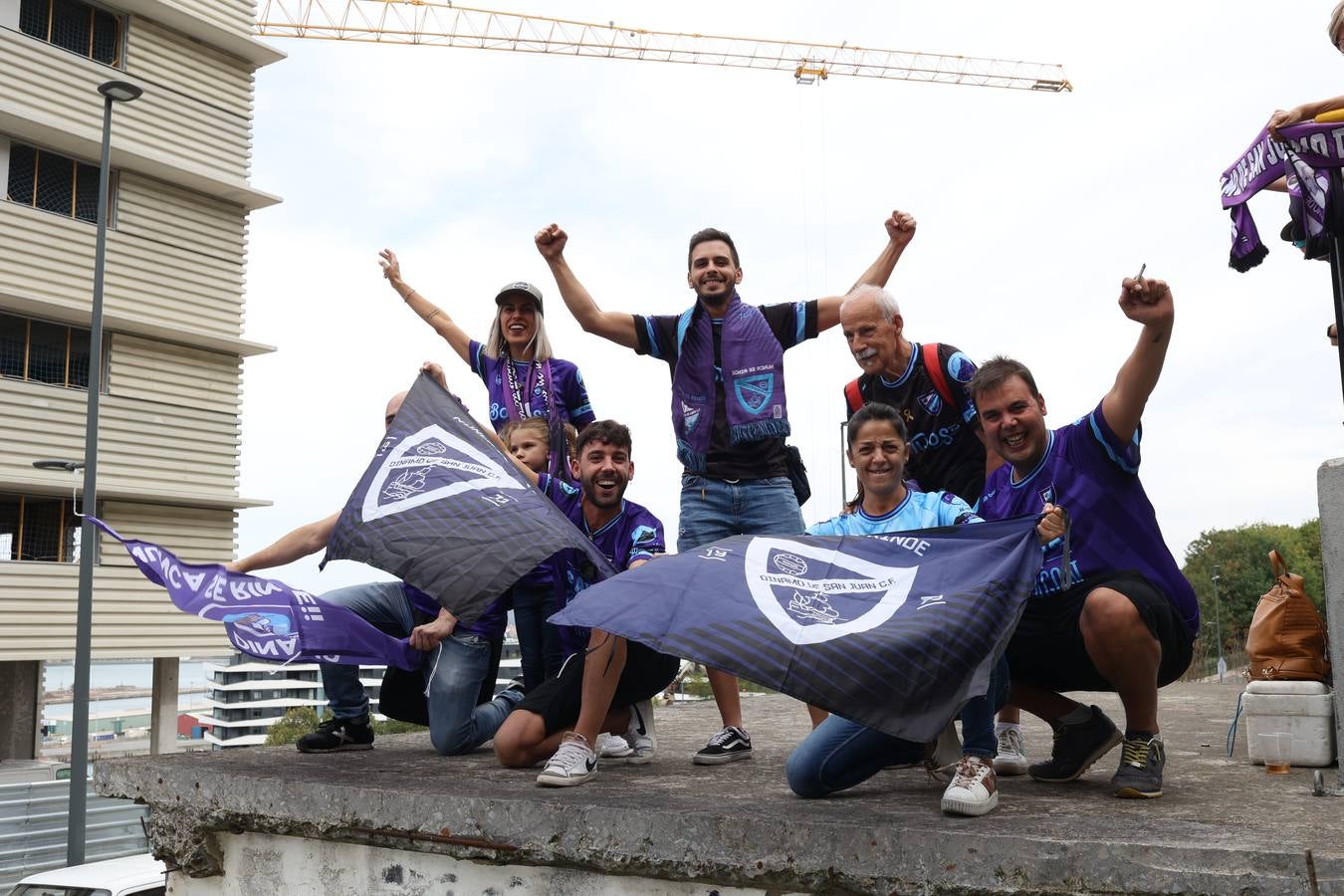 Fotos: El barrio San Juan de Santurtzi se vuelca con el Dinamo en su camino a la Copa